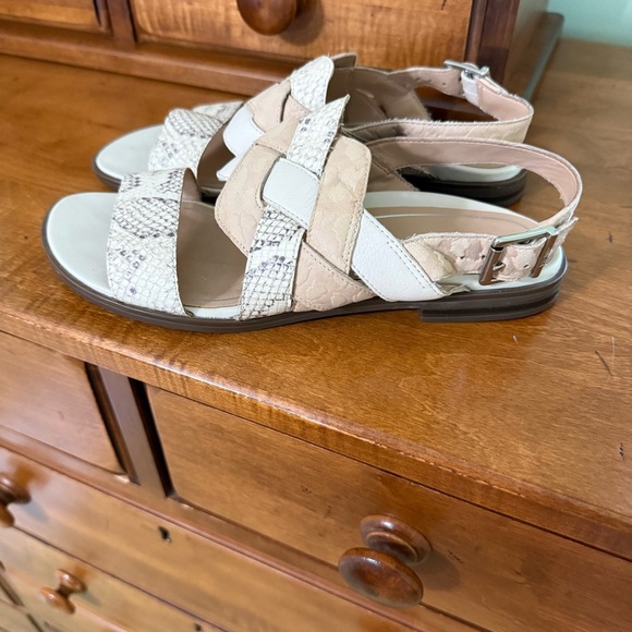 Vionic flat Tan and Cream Sandals with Crisscross Straps shoes - Picture 5 of 13